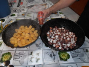 ingredientes cocinados de pulpo con patatas y alioli