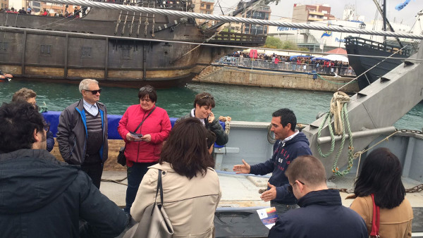 Lorenzo explicando a los visitantes los entresijos del barco